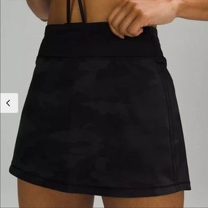 Women’s Lululemon pace rival camo skirt size 4 (15 inch long)